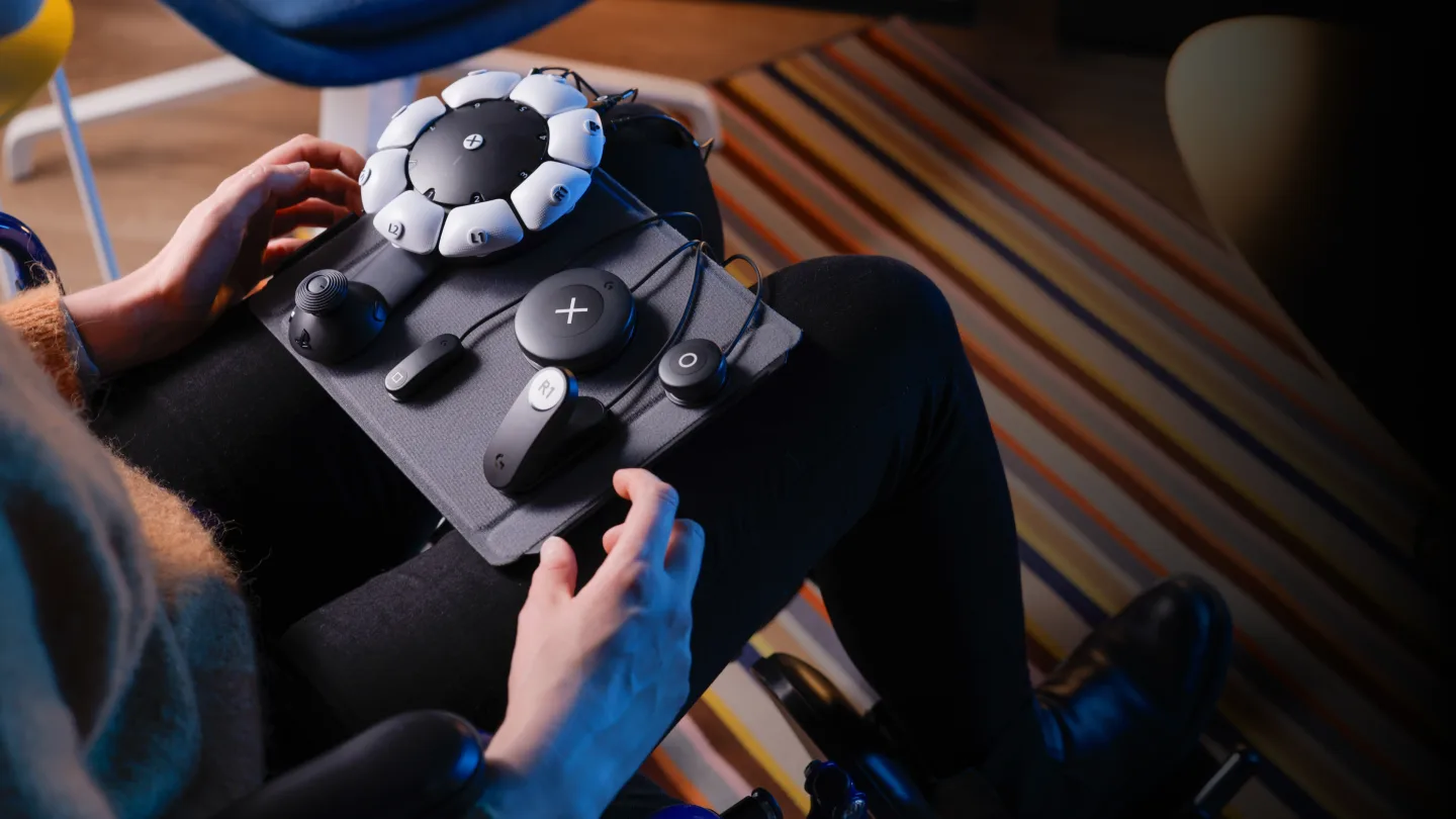 Person spielt ein Game mit Xbox Adaptive Controller